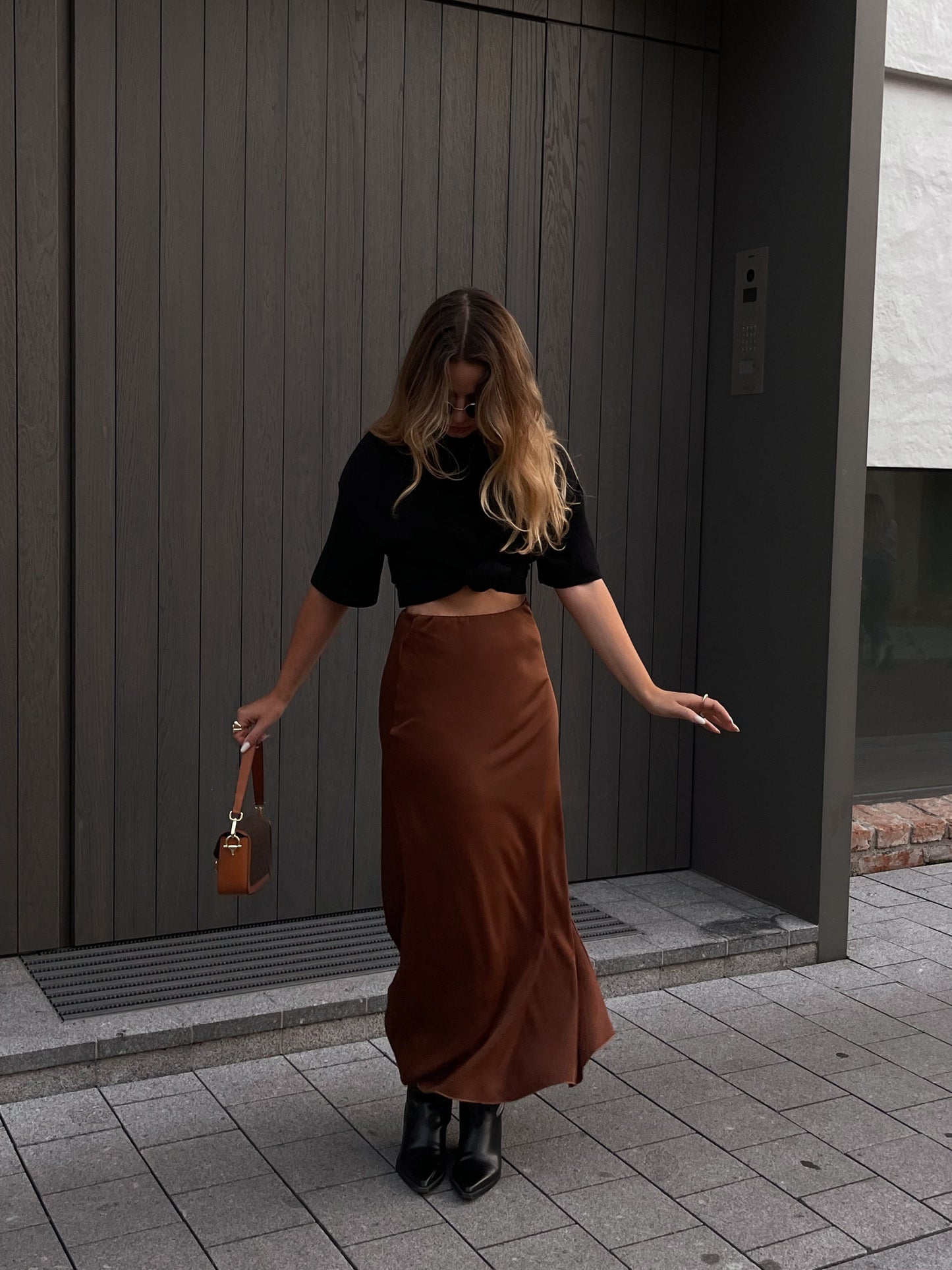 Rudas satino sijonas