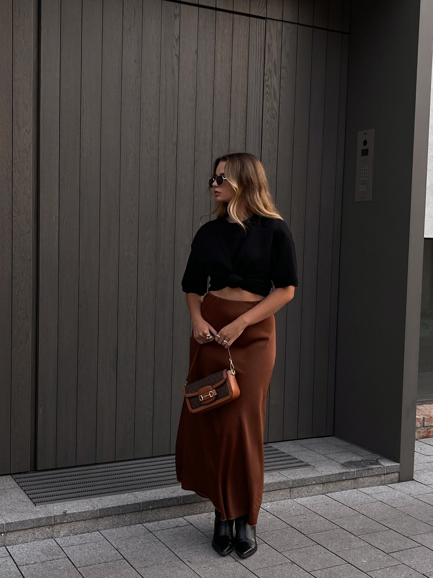 Rudas satino sijonas