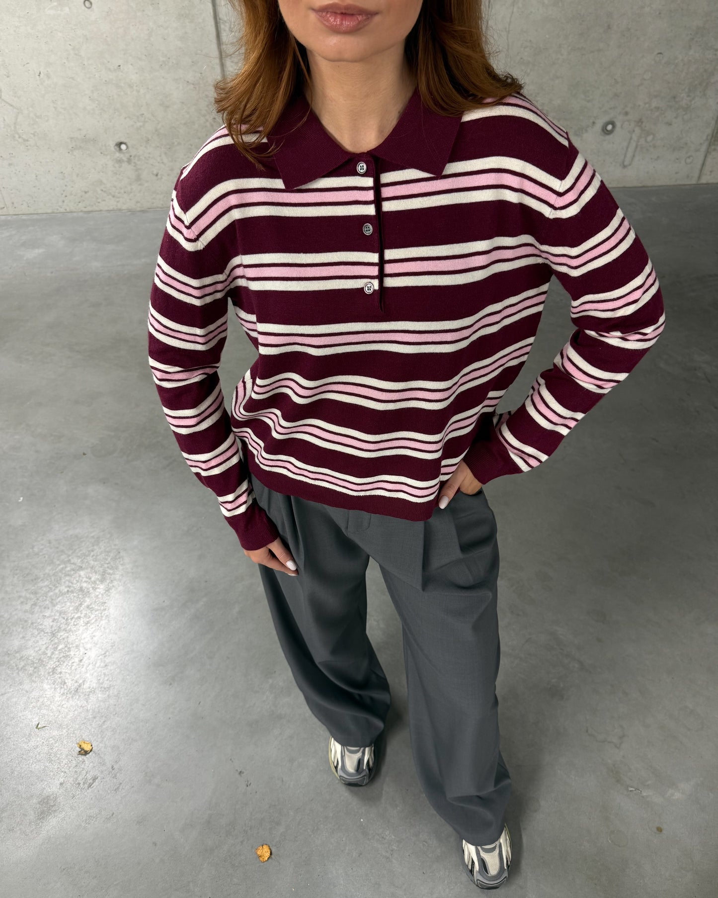 Bordo spalvos dryžuotas megztukas MAROON