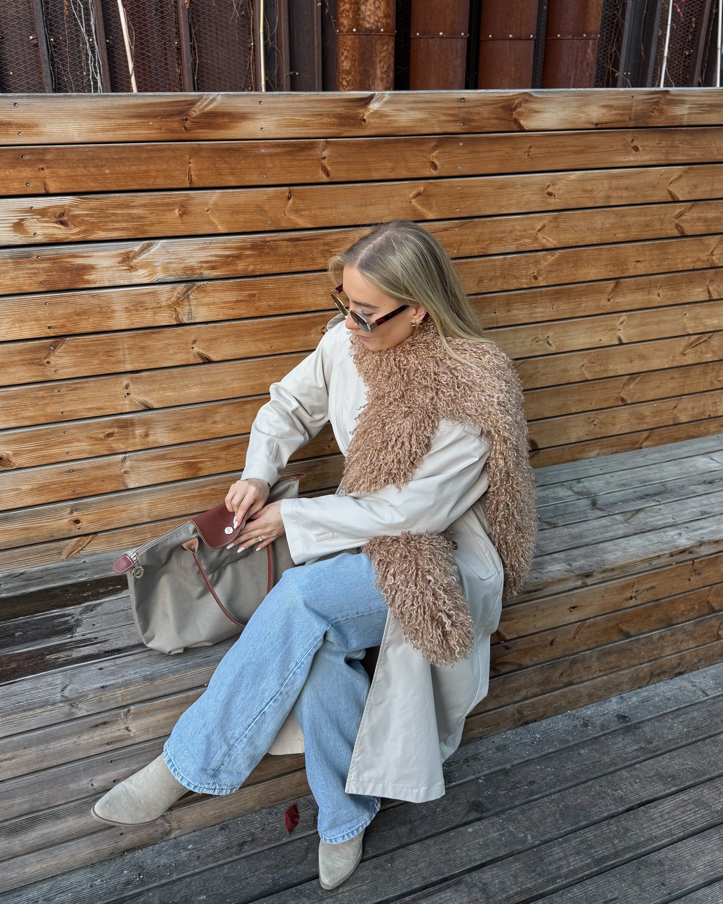 Kreminis dirbtinio lamos kailio šalikas PUFFY