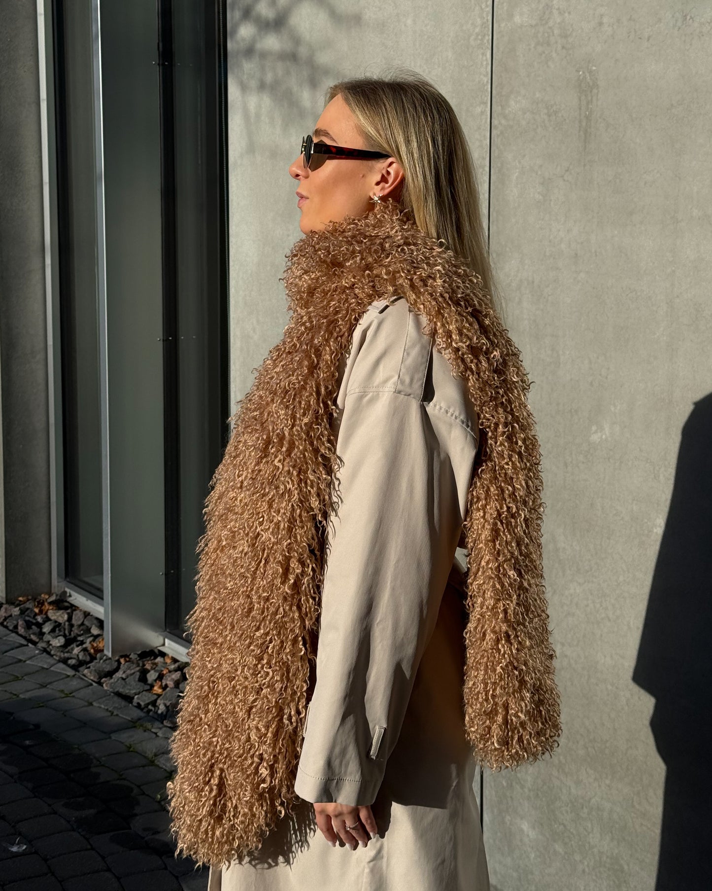 Kreminis dirbtinio lamos kailio šalikas PUFFY