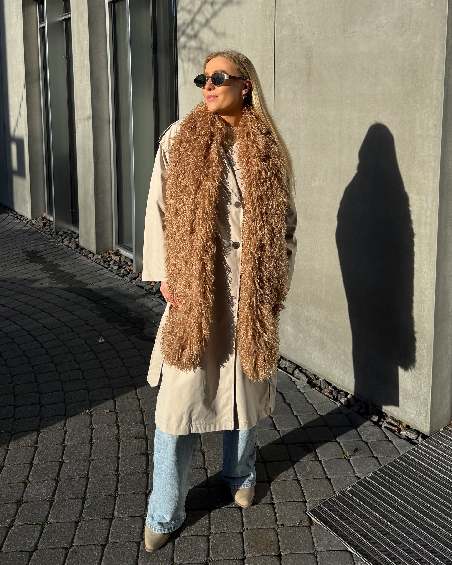 Kreminis dirbtinio lamos kailio šalikas PUFFY