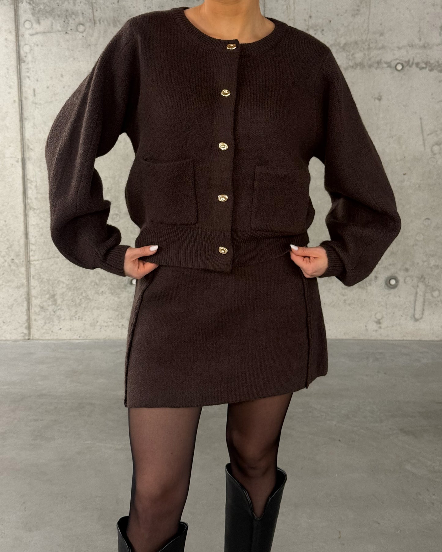 Rudas kostiumėlis su sijonu MILA