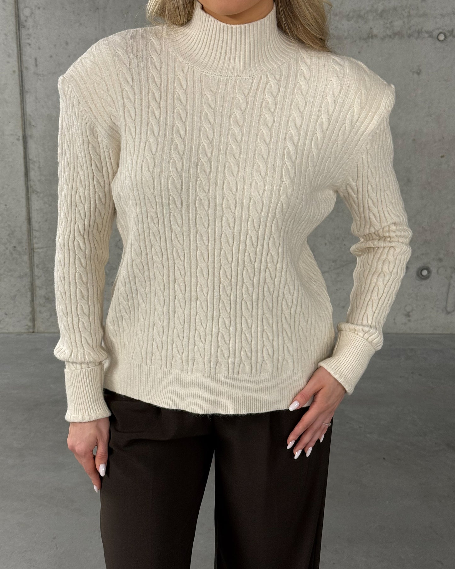 Pieno baltumo megztukas su petukais CREAM