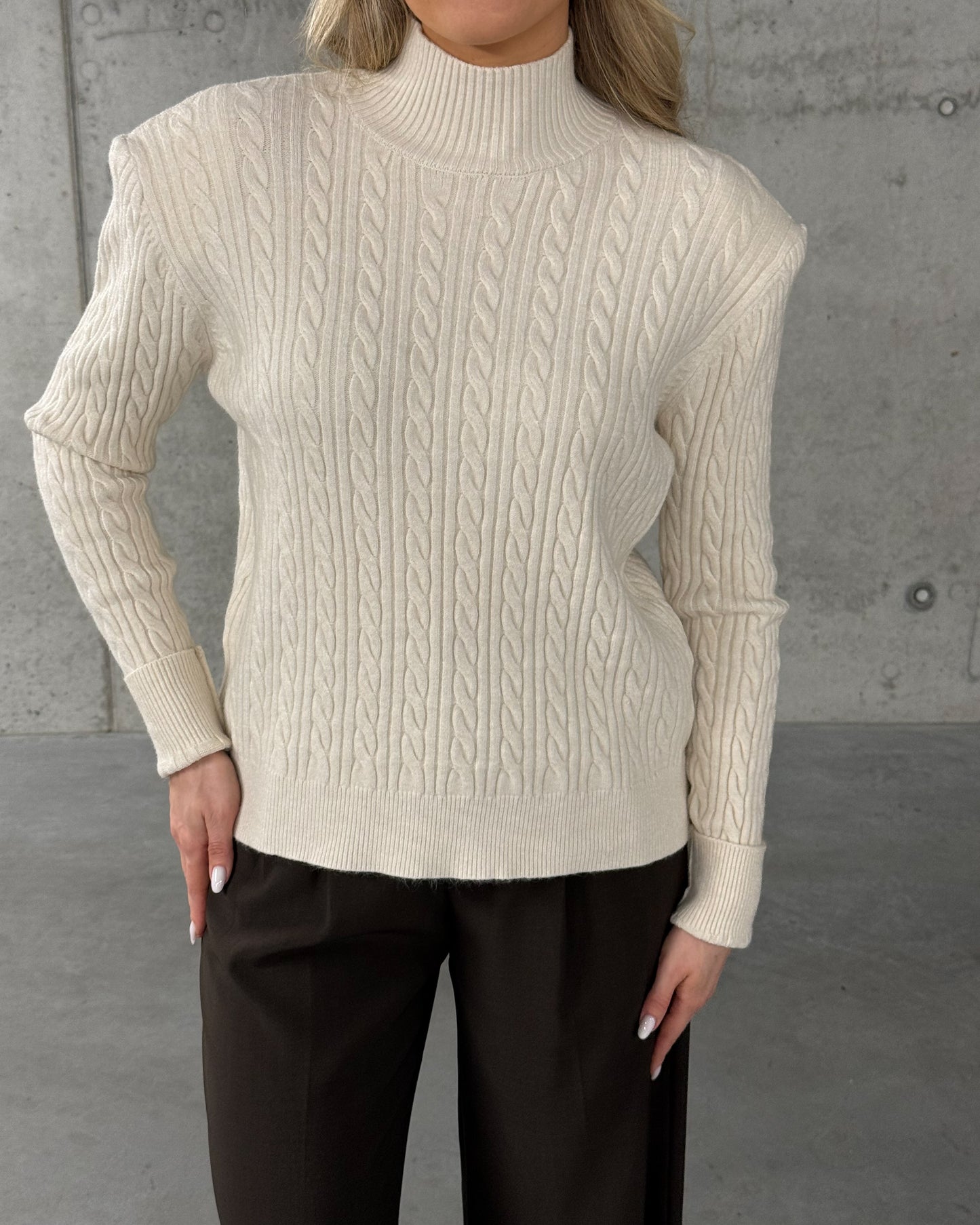 Pieno baltumo megztukas su petukais CREAM